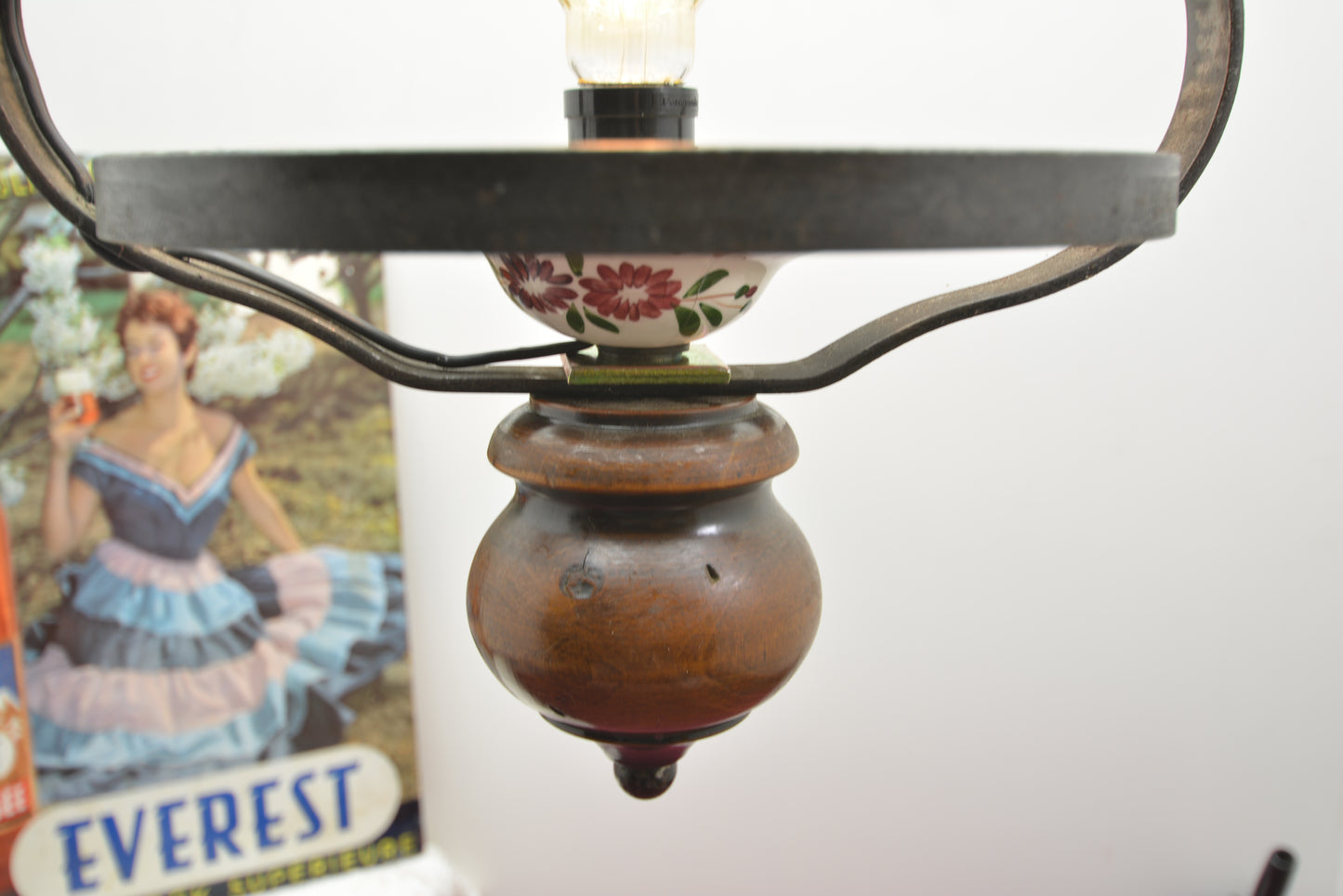 ヴィンテージ鋳鉄ウッドペンダントライト 花柄陶器とダイヤ電球付き吊り下げランプ