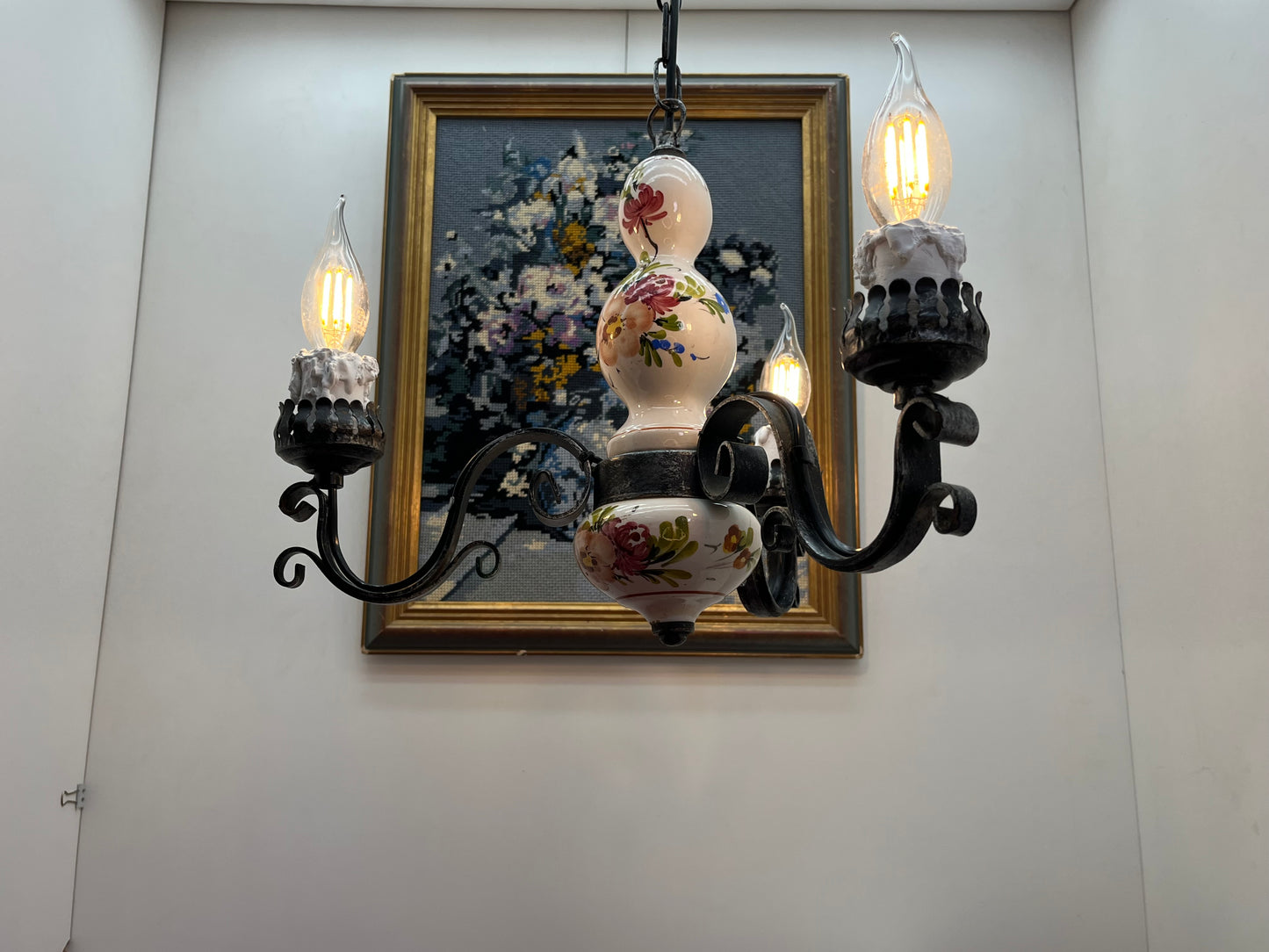 アンティーク花模様陶器 & 蝋燭型ソケット 吊り下げアイアンランプ3灯
