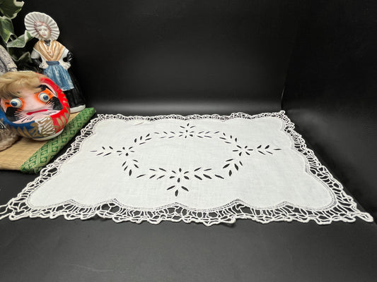 NEW フランスアンティーク 白花カットワークの長方形ドイリー