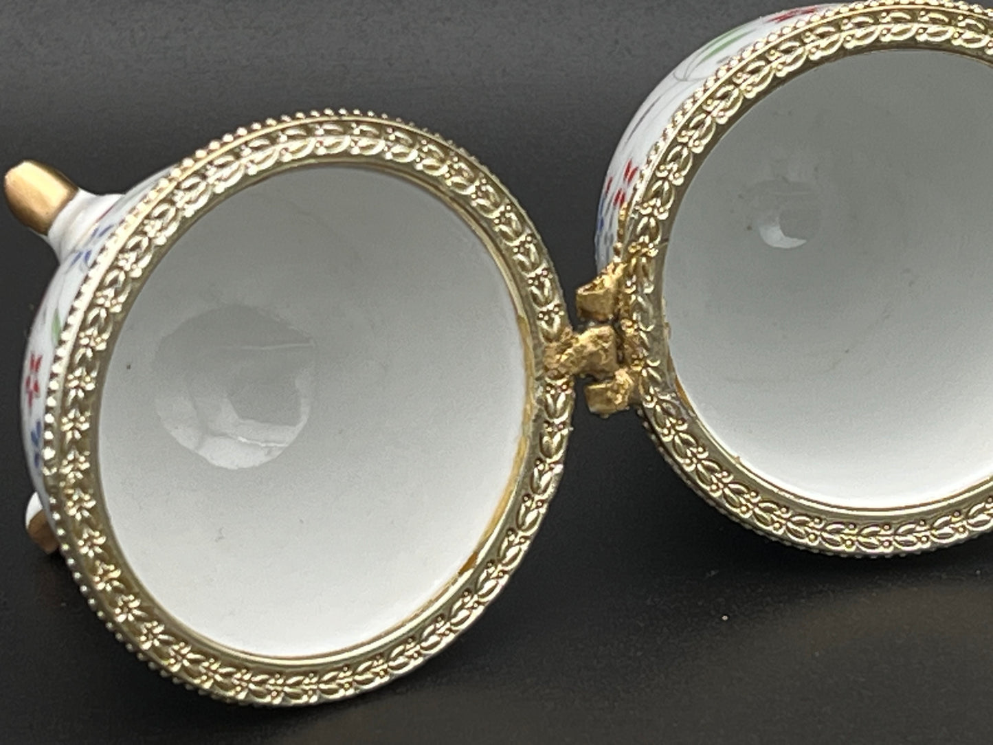 NEW フラワーモチーフのアンティーク調 エッグ型ポーセリン小物入れ(脚付き)