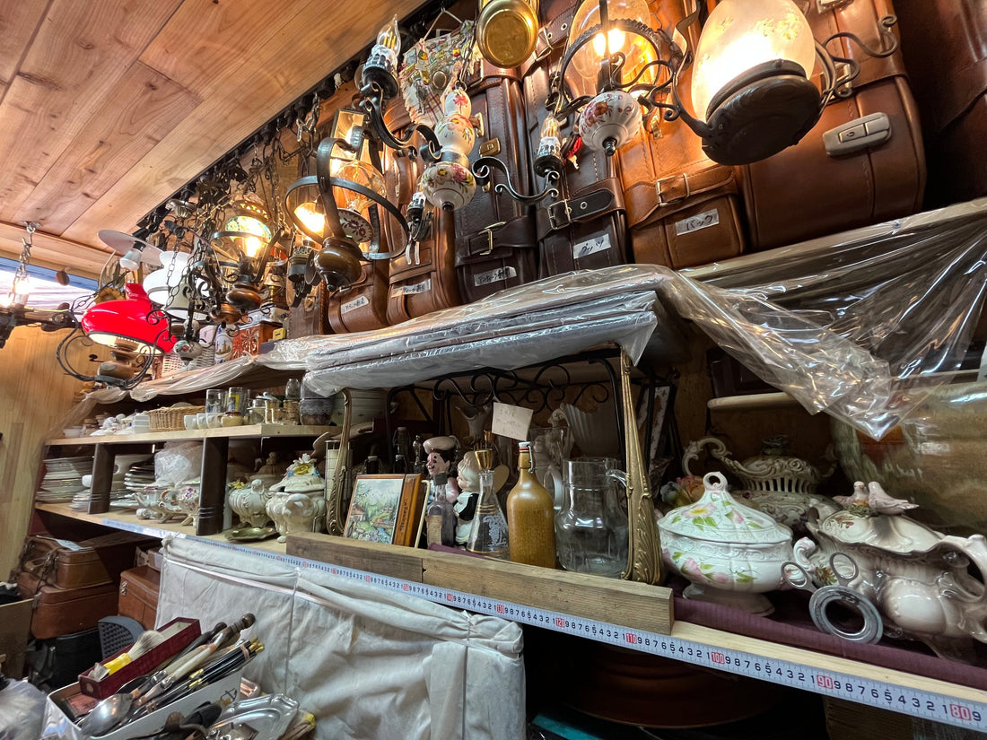 掲載販売予定商品の修復とクリーニング作業風景