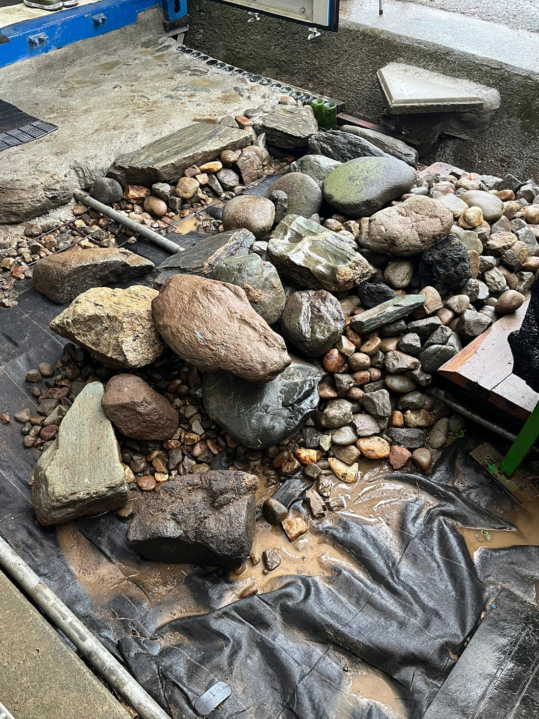 石畳の製作が少し進みました。