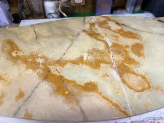 家具の補修作業と同時に大理石の修繕に取り組み始める、