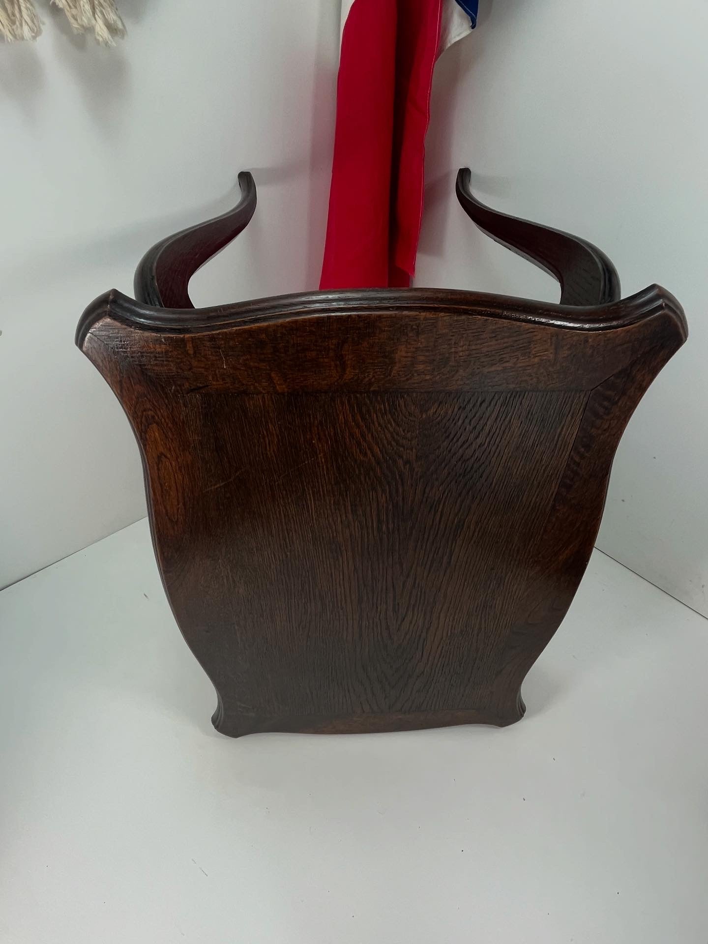 曲線が素敵な猫脚テーブル