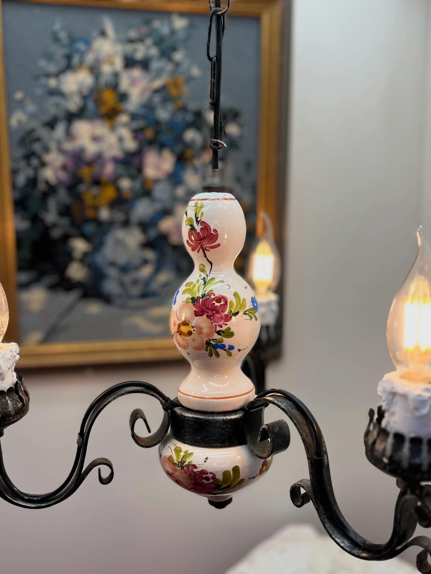 アンティーク花模様陶器 & 蝋燭型ソケット 吊り下げアイアンランプ３灯