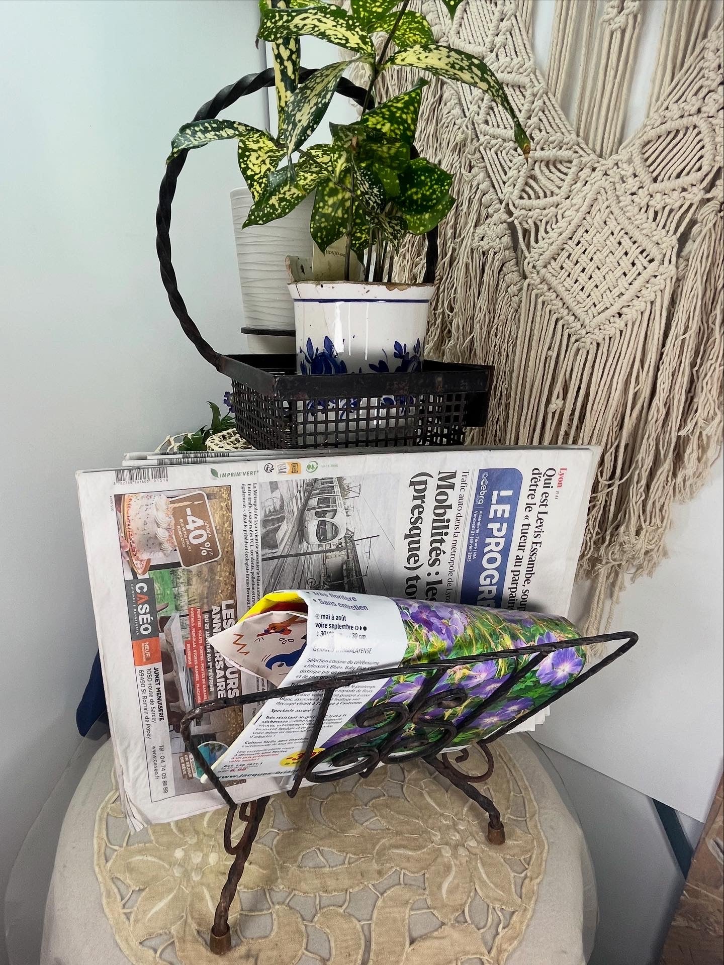 アイアン製マガジンラック＆プランタースタンド付き（2段式）