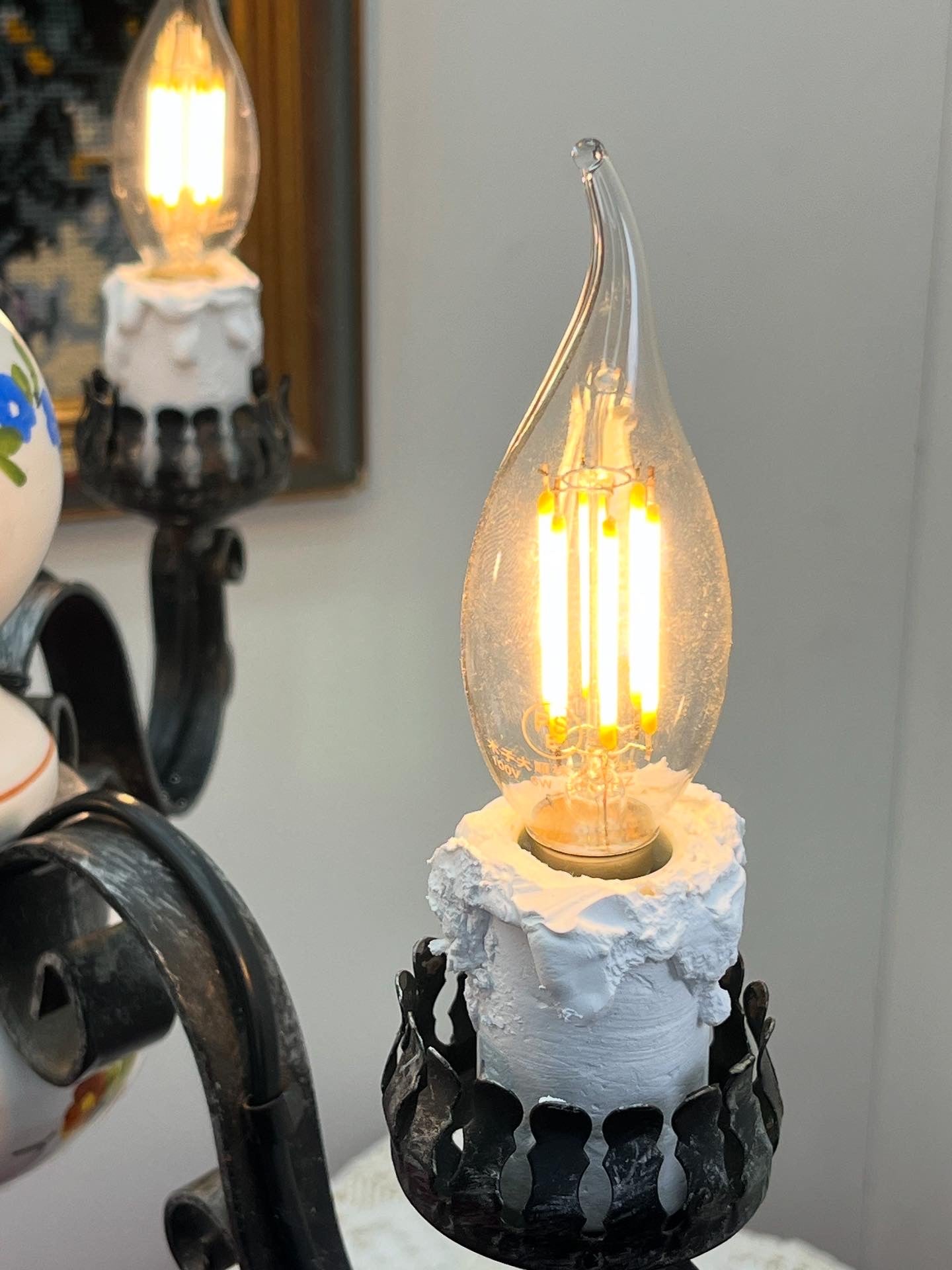 アンティーク花模様陶器 & 蝋燭型ソケット 吊り下げアイアンランプ３灯