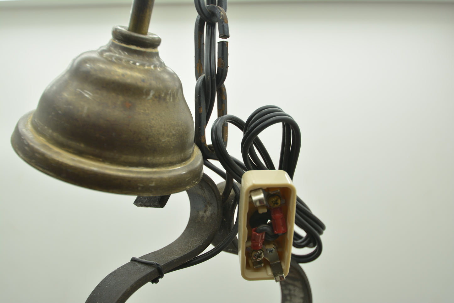 ヴィンテージ鋳鉄ウッドペンダントライト　花柄陶器とダイヤ電球付き吊り下げランプ