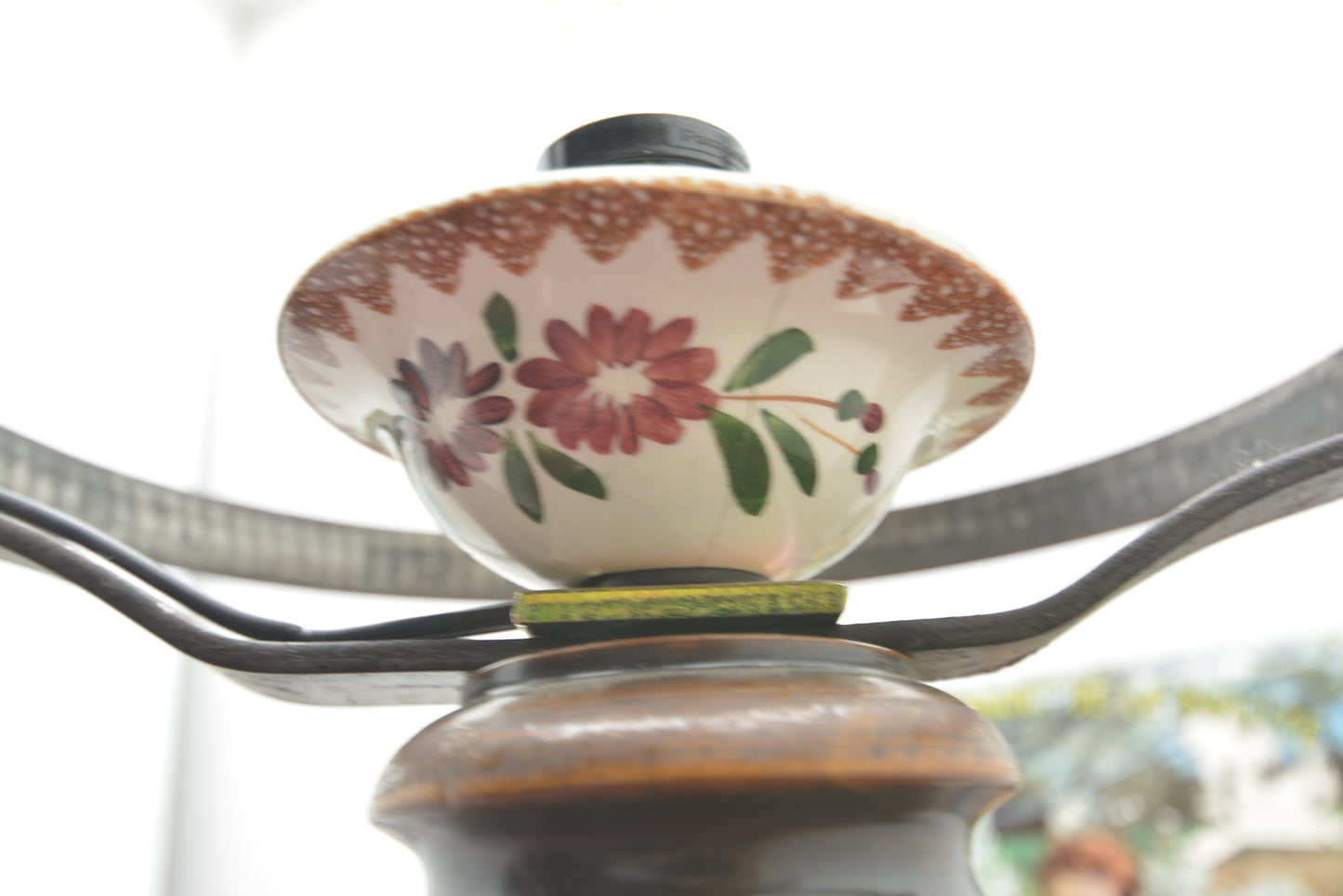 ヴィンテージ鋳鉄ウッドペンダントライト　花柄陶器とダイヤ電球付き吊り下げランプ