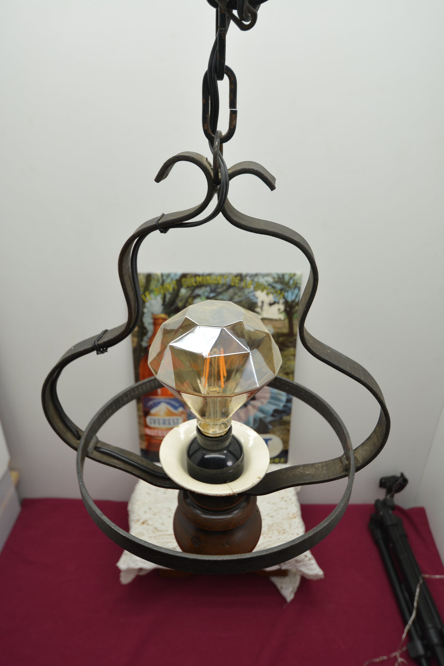 ヴィンテージ鋳鉄ウッドペンダントライト　花柄陶器とダイヤ電球付き吊り下げランプ