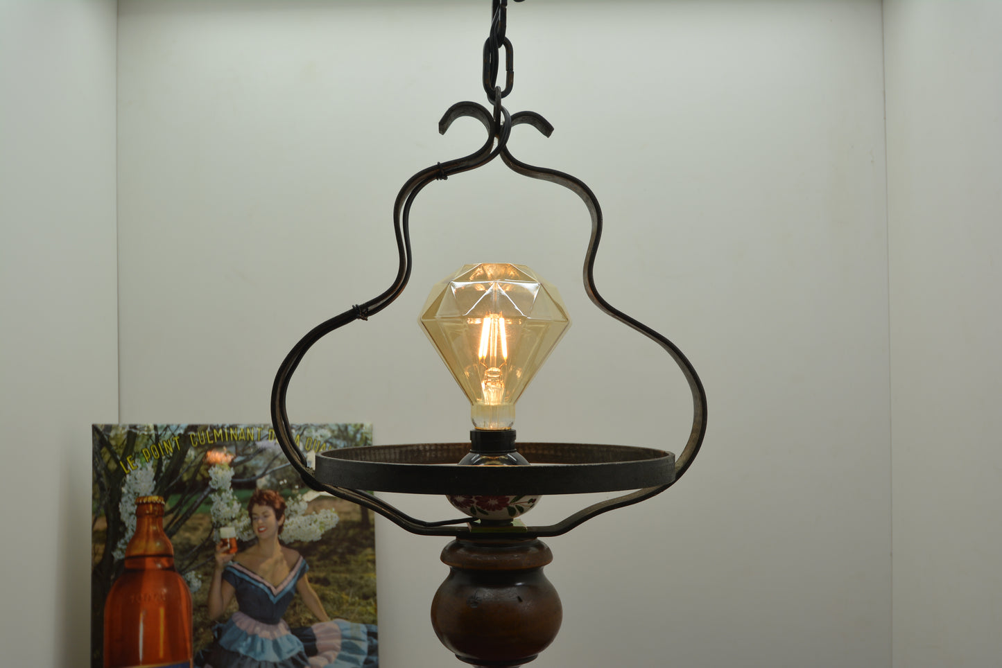 ヴィンテージ鋳鉄ウッドペンダントライト　花柄陶器とダイヤ電球付き吊り下げランプ