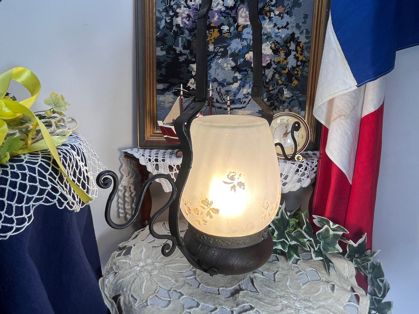 ヴィンテージ　吊り下げフラワー模様ランプ