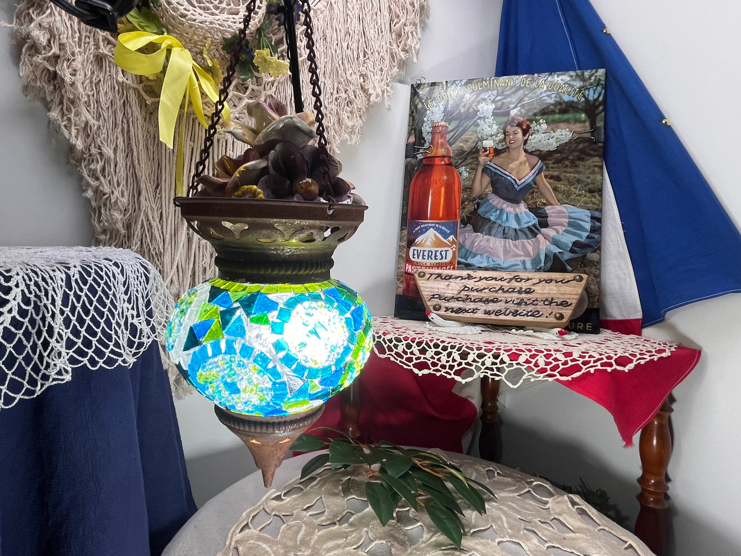 モザイクガラスと陶器のフラワートップの破損寄せ集めヴィンテージ吊り下げランプ