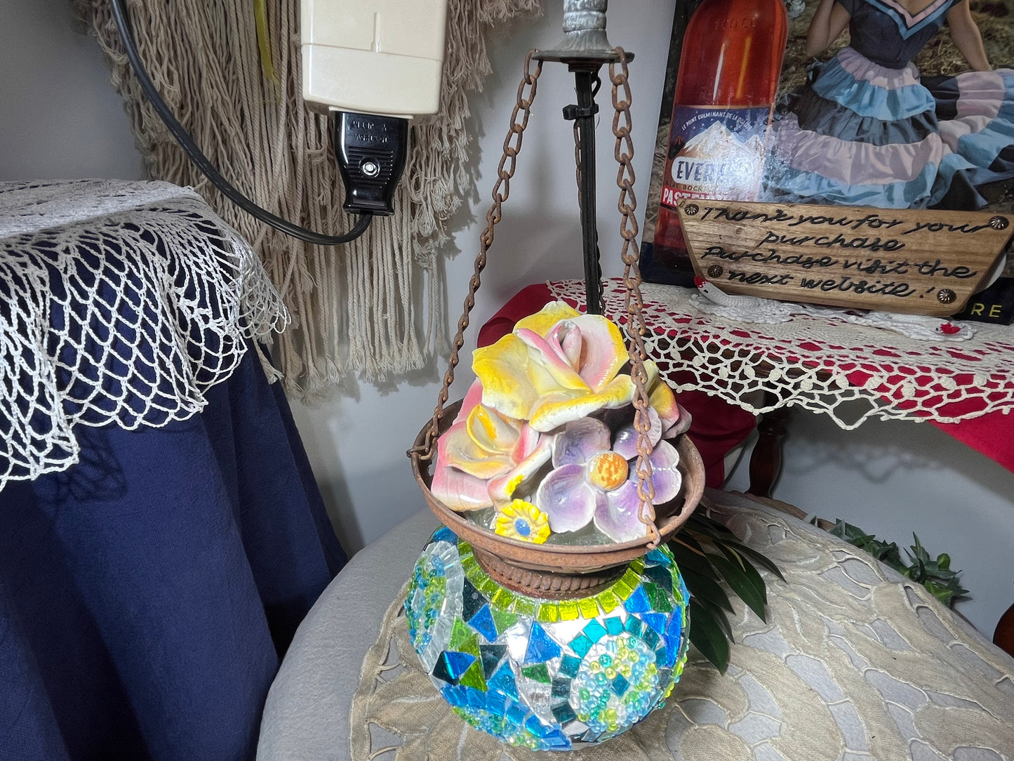 モザイクガラスと陶器のフラワートップの破損寄せ集めヴィンテージ吊り下げランプ