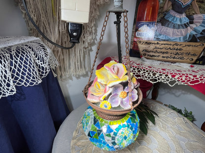 モザイクガラスと陶器のフラワートップの破損寄せ集めヴィンテージ吊り下げランプ