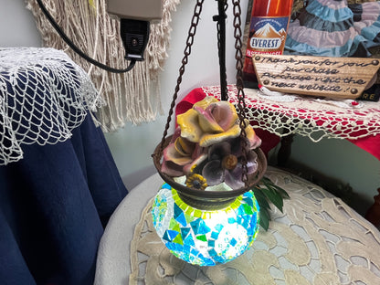 モザイクガラスと陶器のフラワートップの破損寄せ集めヴィンテージ吊り下げランプ