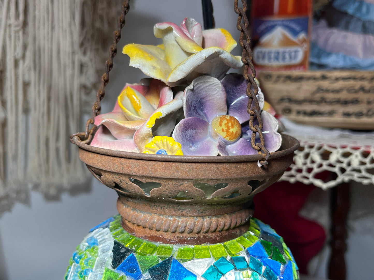 モザイクガラスと陶器のフラワートップの破損寄せ集めヴィンテージ吊り下げランプ