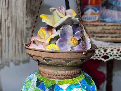 モザイクガラスと陶器のフラワートップの破損寄せ集めヴィンテージ吊り下げランプ