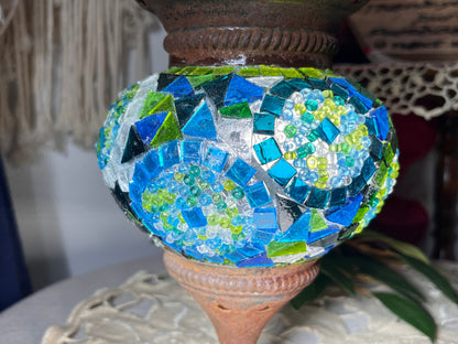 モザイクガラスと陶器のフラワートップの破損寄せ集めヴィンテージ吊り下げランプ