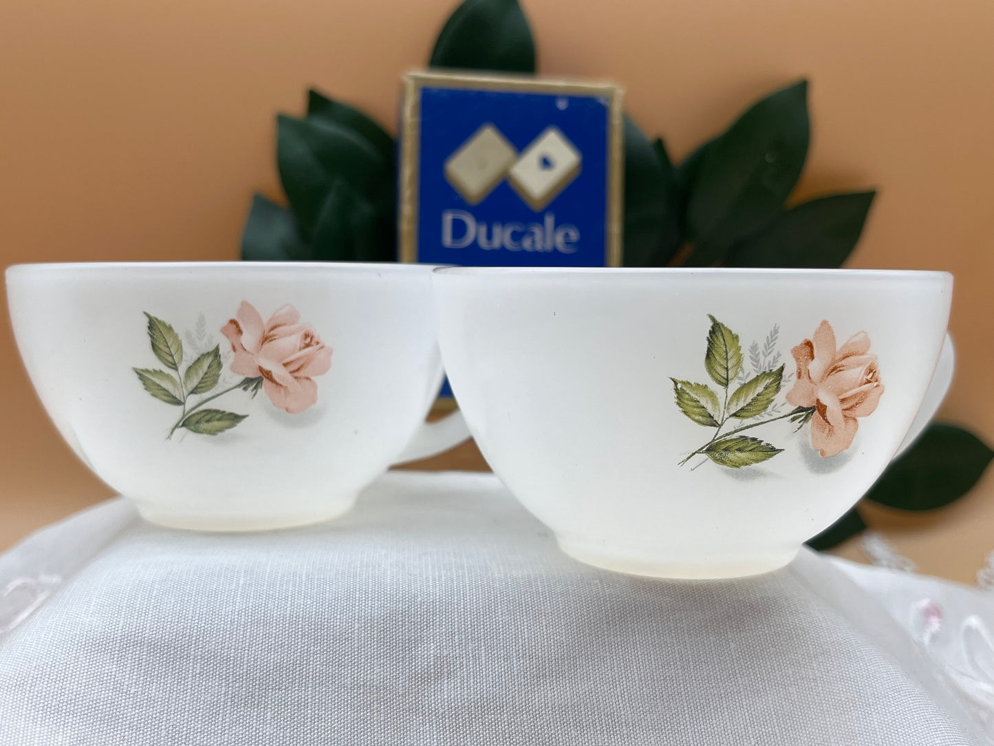 Arcopal France社製　ローズ柄ヴィンテージミルクガラスカップ 2個セット