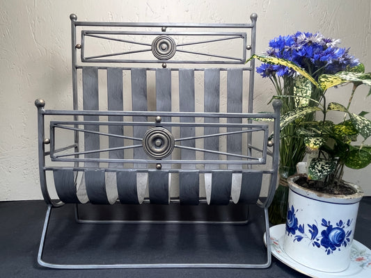 サークルモチーフのアイアンマガジンラック