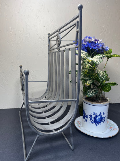 サークルモチーフのアイアンマガジンラック