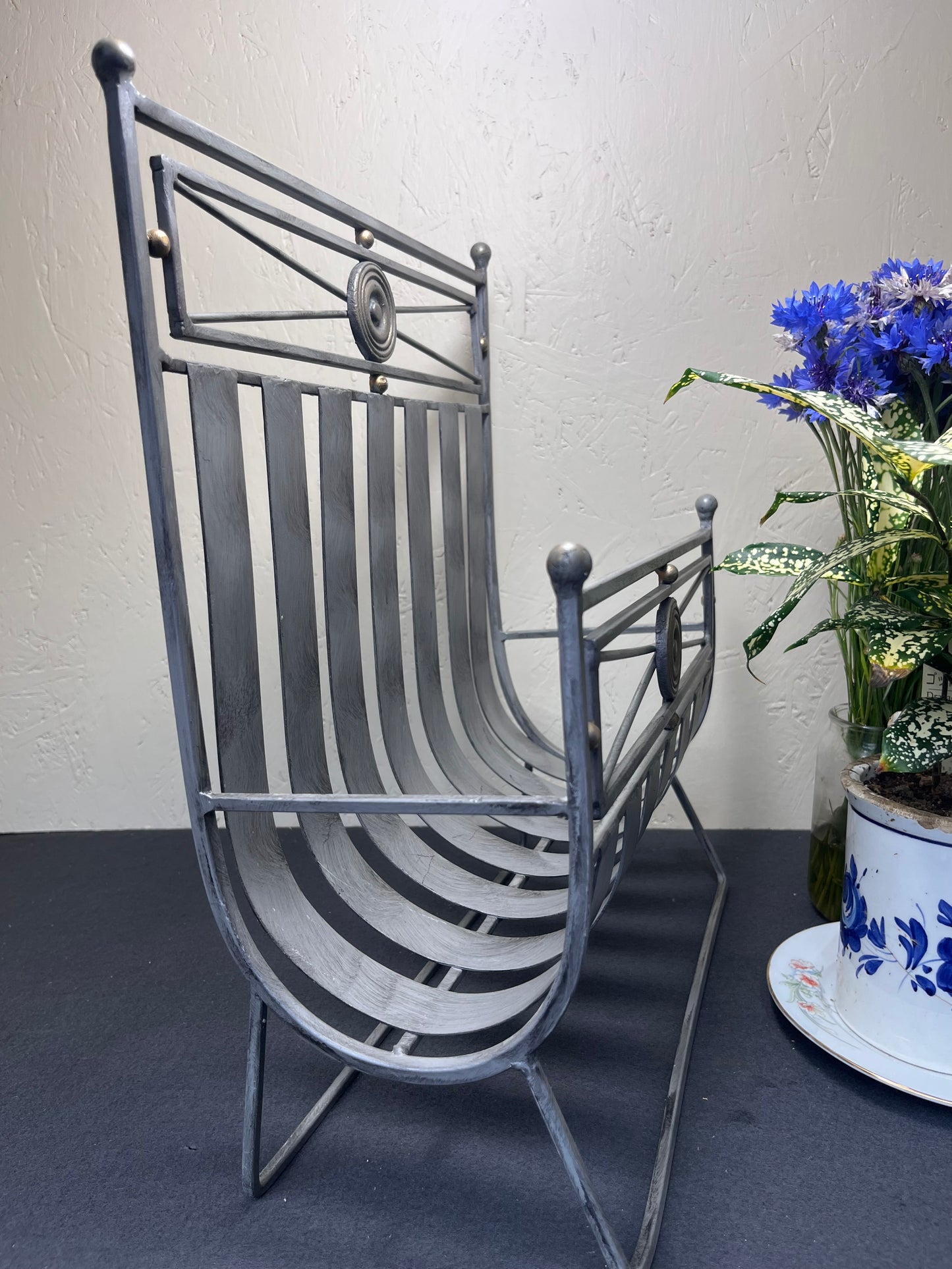 サークルモチーフのアイアンマガジンラック