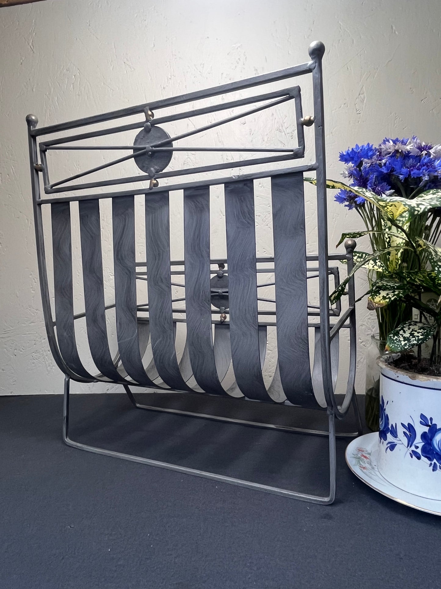 サークルモチーフのアイアンマガジンラック