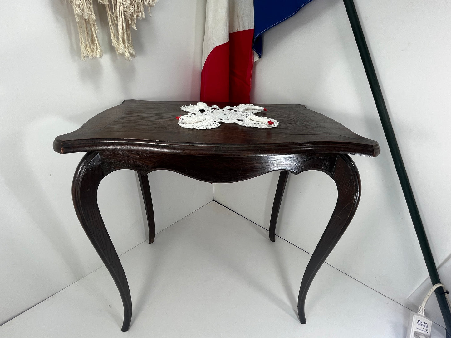 曲線が素敵な猫脚テーブル