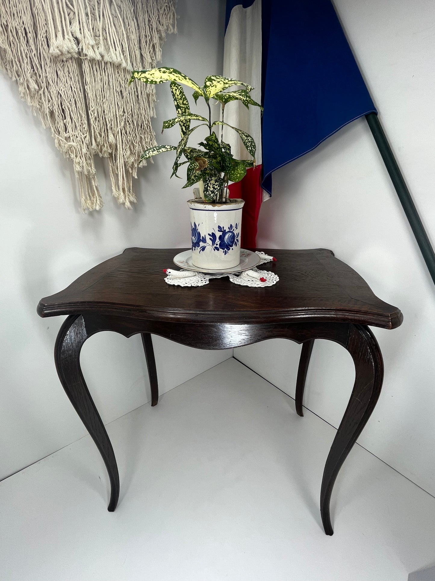 曲線が素敵な猫脚テーブル