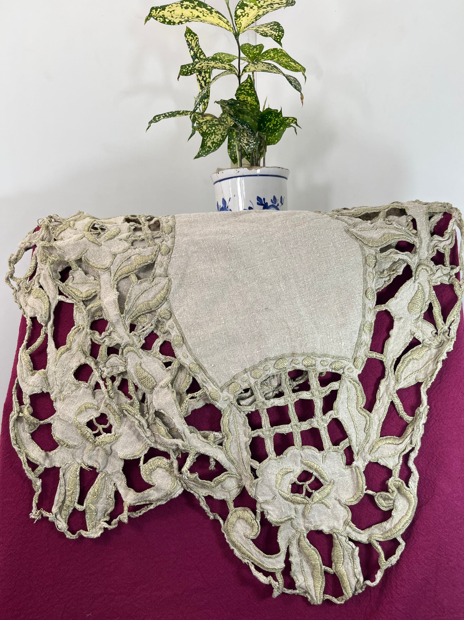 カットワークレースランナー｜花モチーフ刺繍