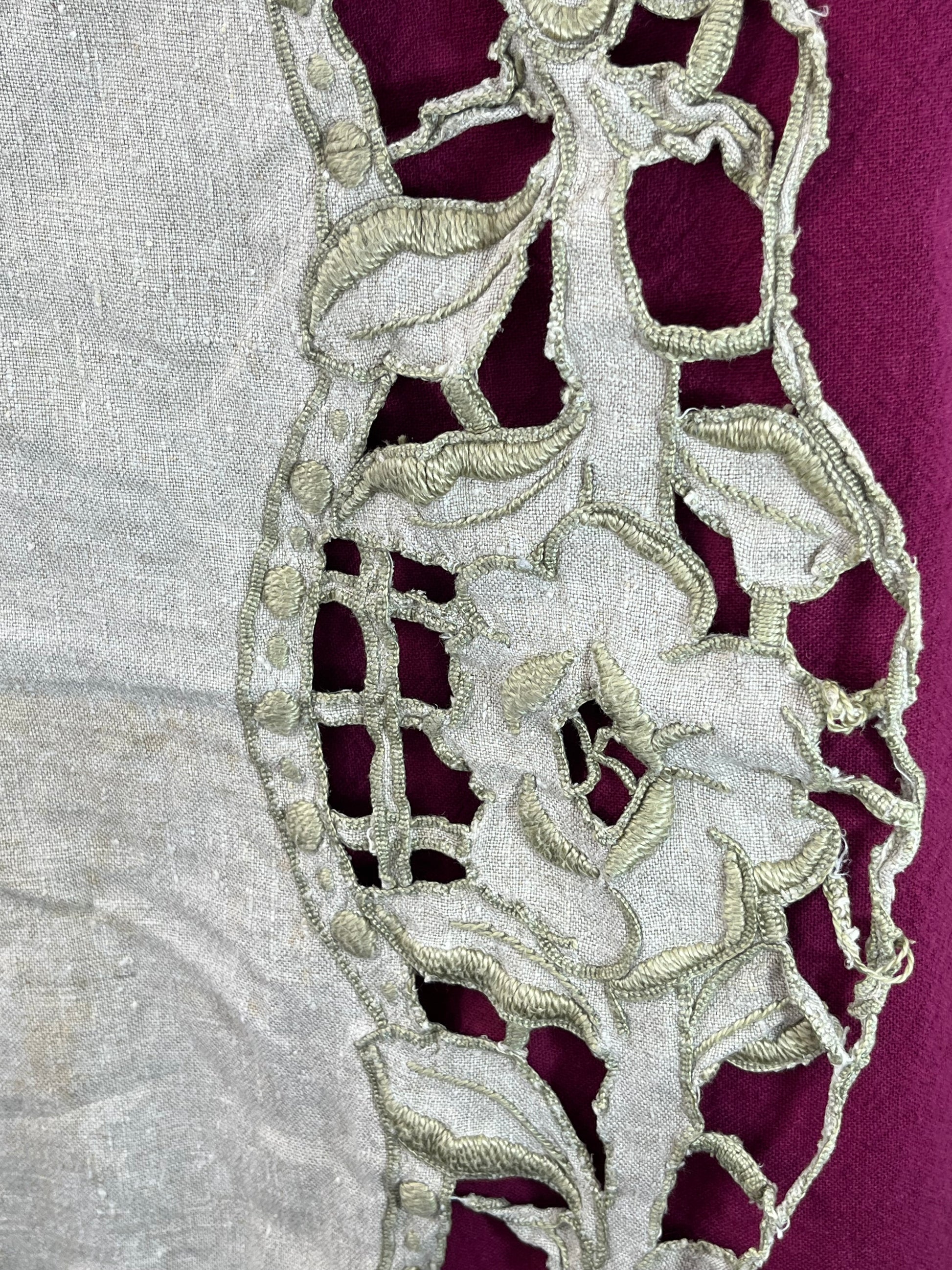 カットワークレースランナー｜花モチーフ刺繍