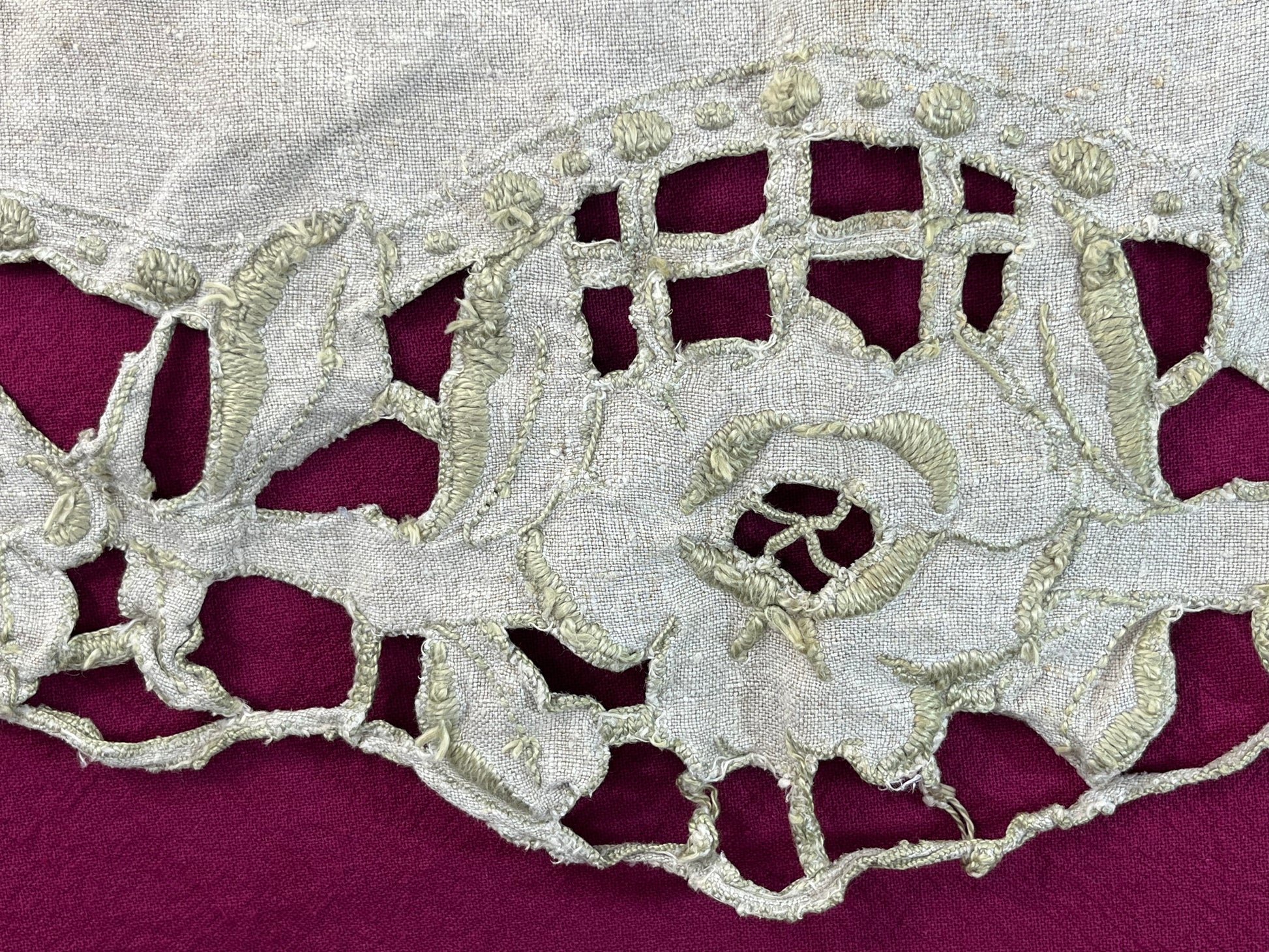カットワークレースランナー｜花モチーフ刺繍