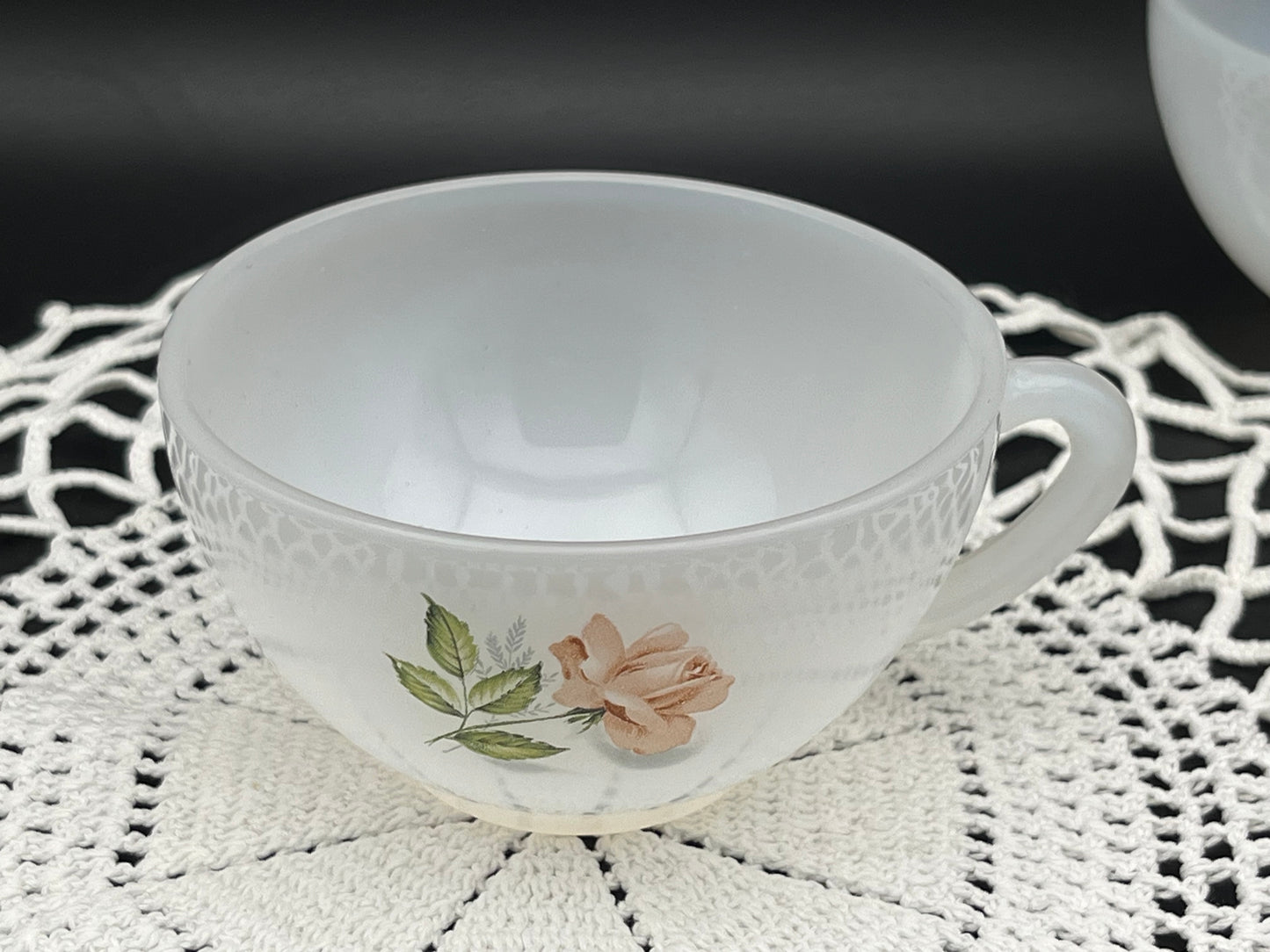 Arcopal France社製　ローズ柄ヴィンテージミルクガラスカップ 2個セット