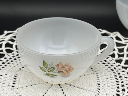 Arcopal France社製　ローズ柄ヴィンテージミルクガラスカップ 2個セット