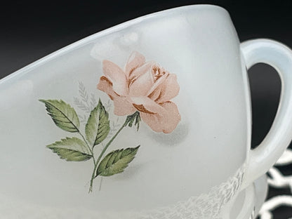 Arcopal France社製　ローズ柄ヴィンテージミルクガラスカップ 2個セット