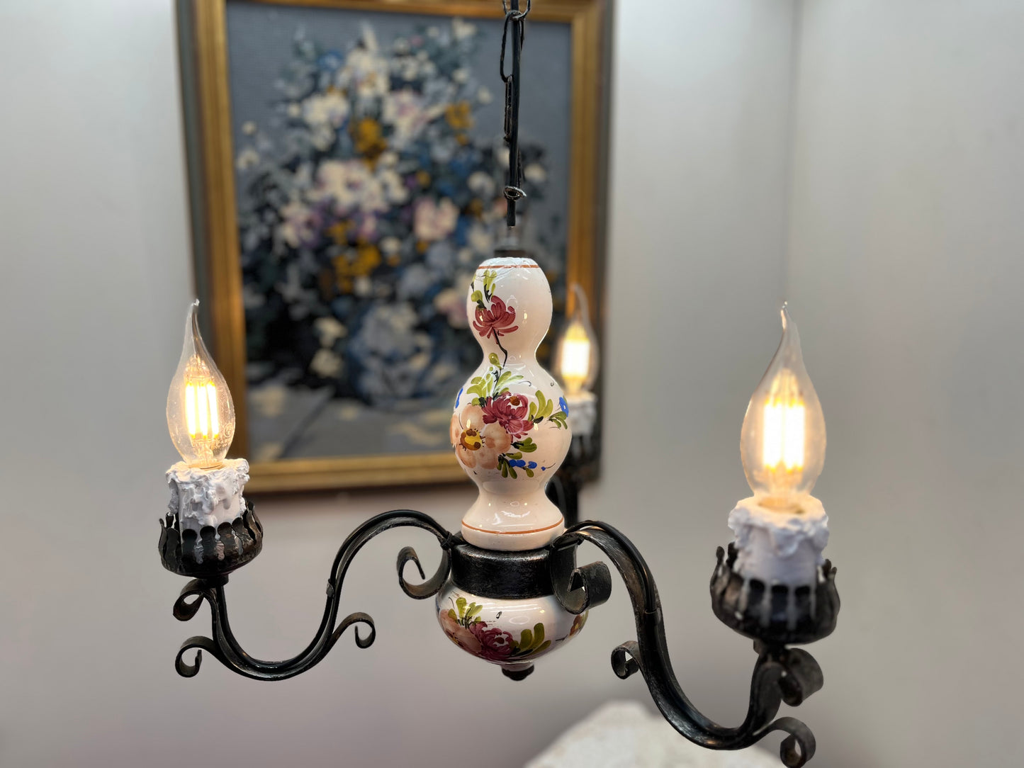 アンティーク花模様陶器 & 蝋燭型ソケット 吊り下げアイアンランプ３灯