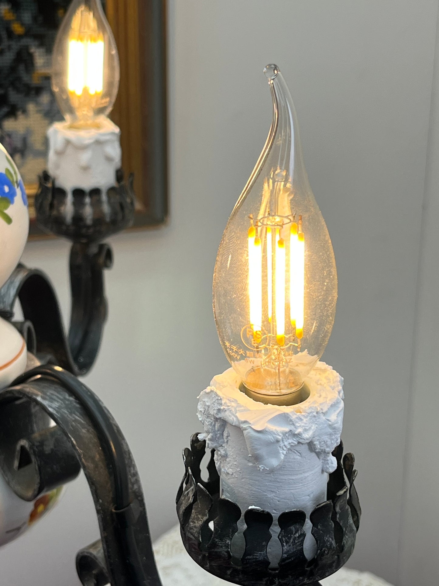 アンティーク花模様陶器 & 蝋燭型ソケット 吊り下げアイアンランプ３灯