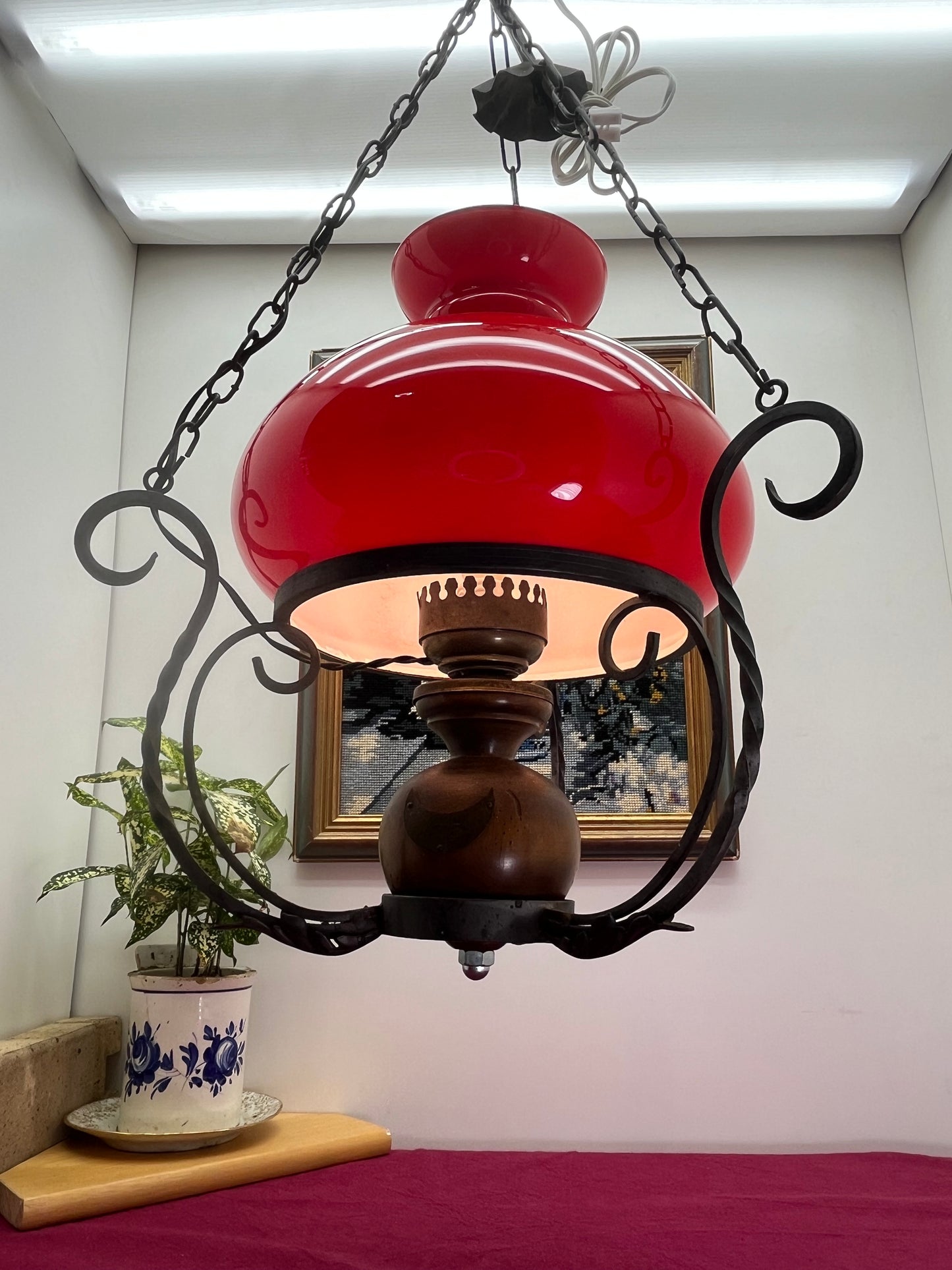 貴重なアンティークレッドガラス　アイアンウッド装飾 ペンダントライト