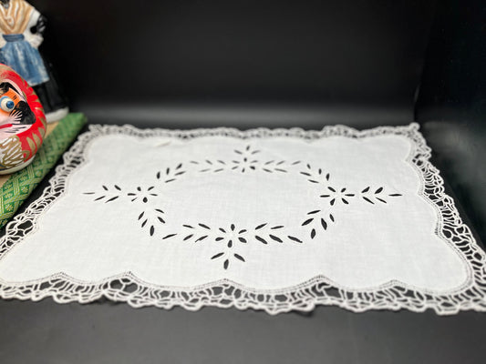 NEW フランスアンティーク　白花カットワークの長方形ドイリー