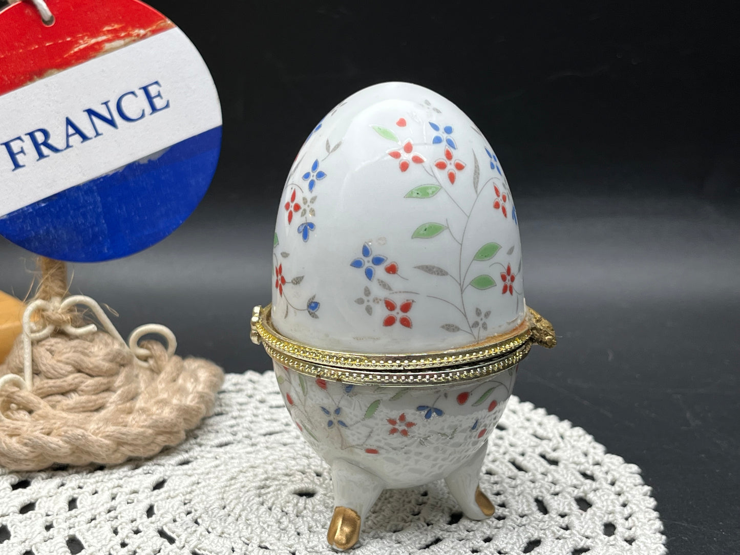 NEW フラワーモチーフのアンティーク調 エッグ型ポーセリン小物入れ（脚付き）