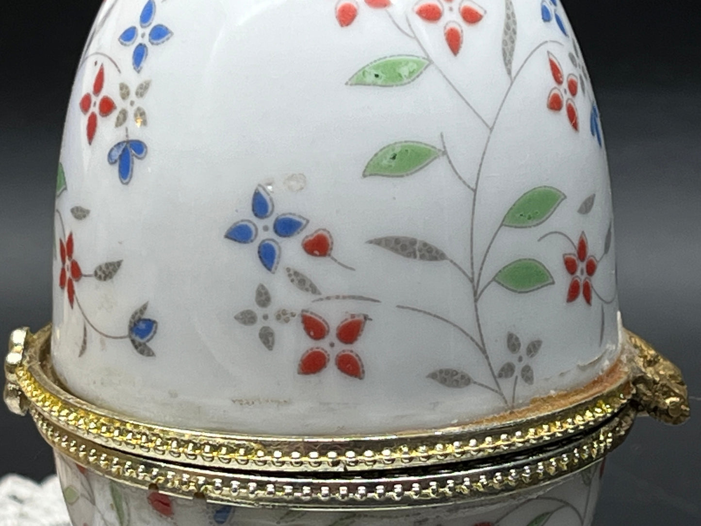 NEW フラワーモチーフのアンティーク調 エッグ型ポーセリン小物入れ（脚付き）