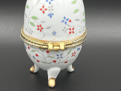 NEW フラワーモチーフのアンティーク調 エッグ型ポーセリン小物入れ（脚付き）
