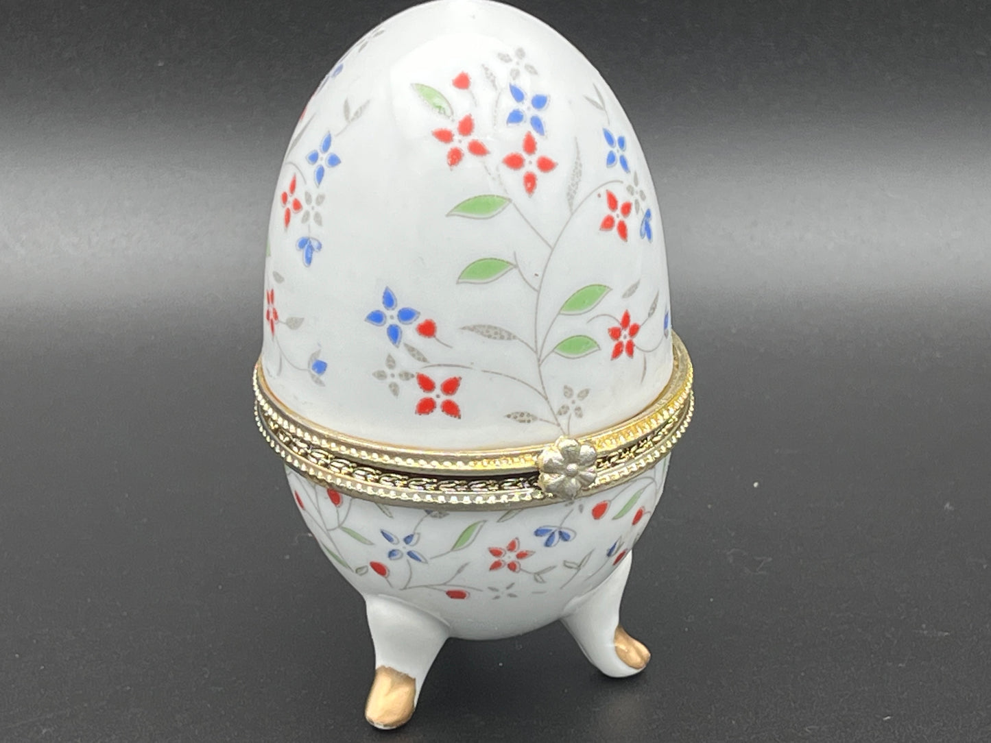 NEW フラワーモチーフのアンティーク調 エッグ型ポーセリン小物入れ（脚付き）