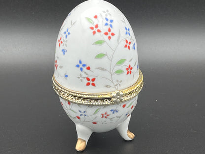 NEW フラワーモチーフのアンティーク調 エッグ型ポーセリン小物入れ（脚付き）
